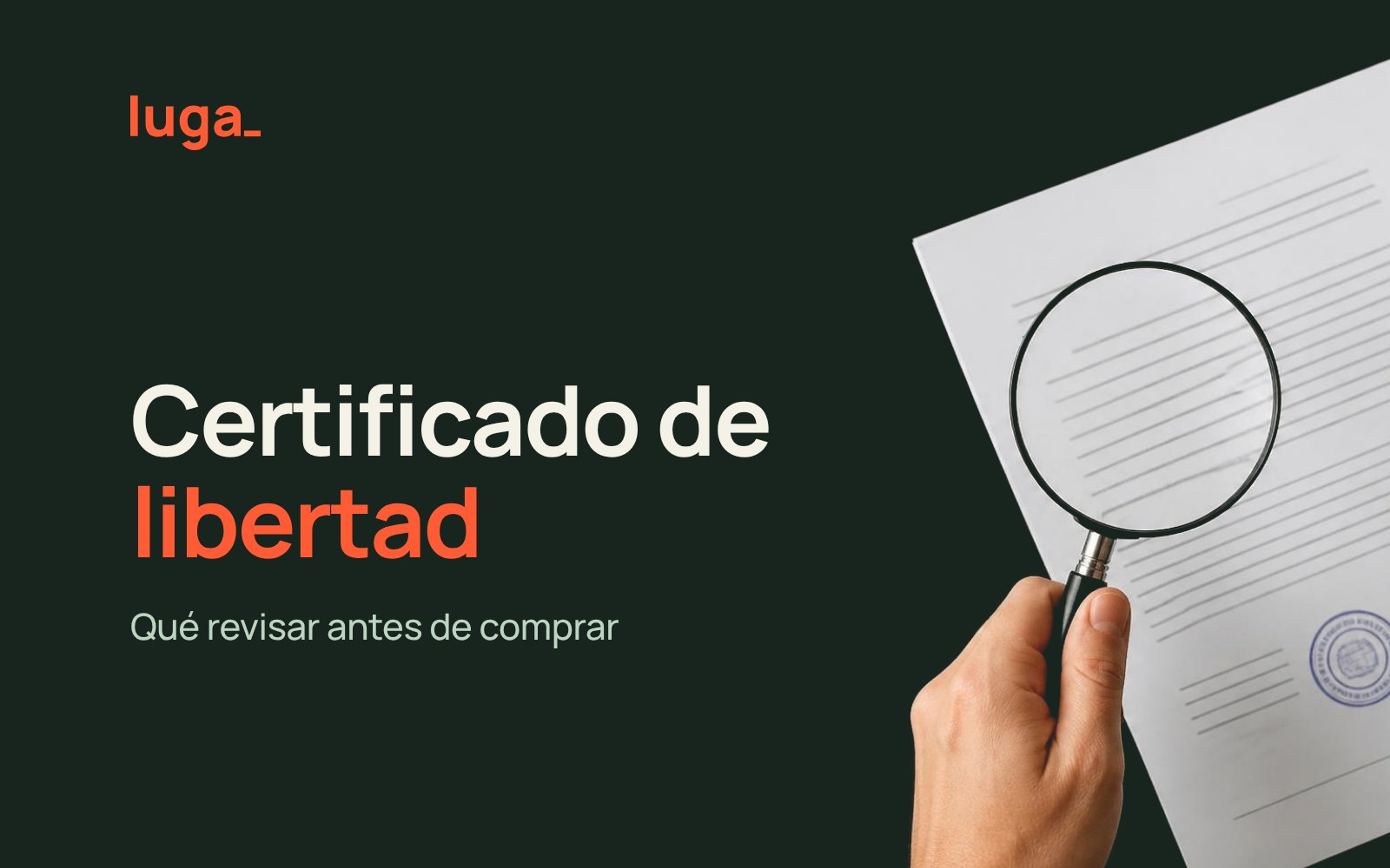 Mano con lupa revisando un documento con sello: certificado de libertad y tradición