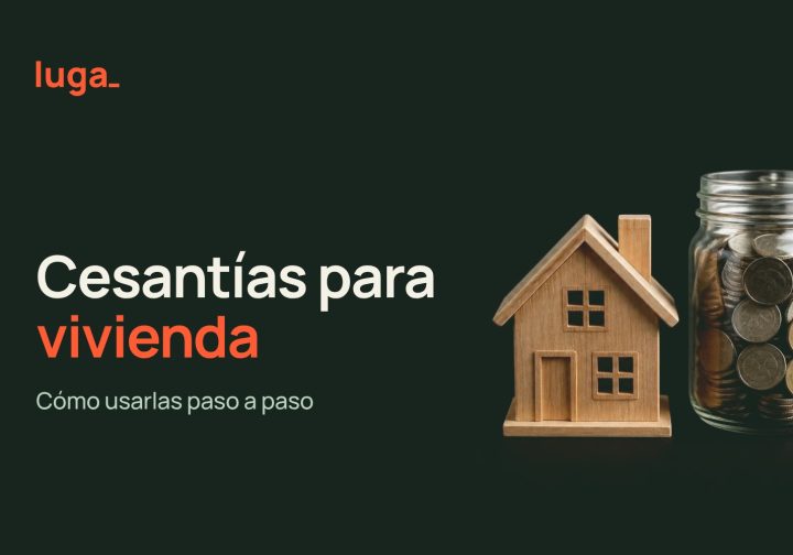 Casa de madera junto a un frasco con monedas: cesantías para vivienda