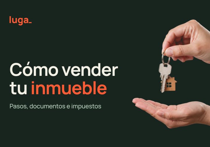 Mano entregando las llaves de una casa: cómo vender tu inmueble