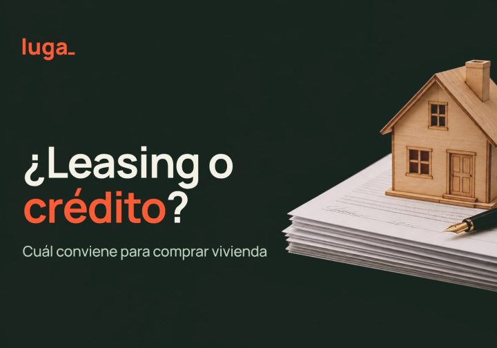 Casa de madera sobre contratos y una pluma: leasing habitacional o crédito hipotecario
